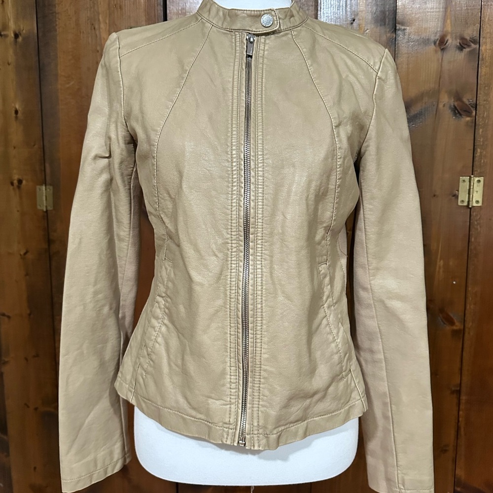 Express Cream Leather Jacket with Fitted Silhouette and Full-Length Zipper